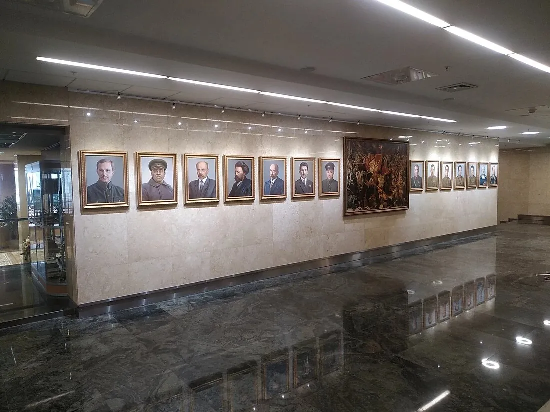 Холл с портретами — Административное здание